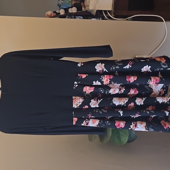 Chic Long Sleeve Black Floral Dress With POCKETS on Each Side!! - Picture 7 of 8